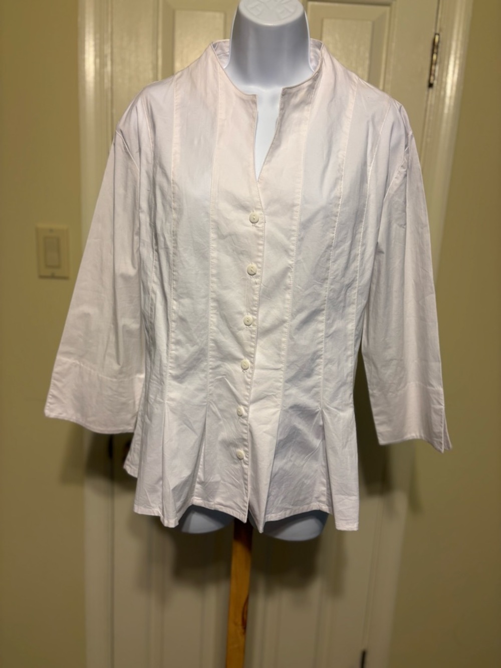 BFA CLASSICS White Button-Down Blouse with Mandarin Collar
Size: L (not listed)